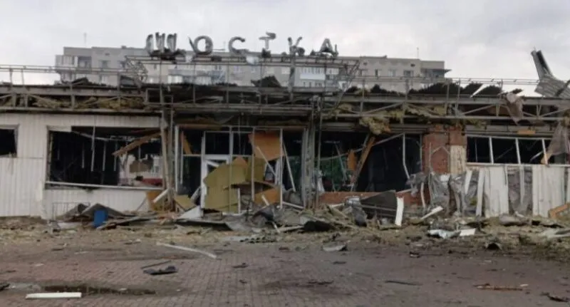 Російські війська знищили будівлю залізничного вокзалу у Шостці