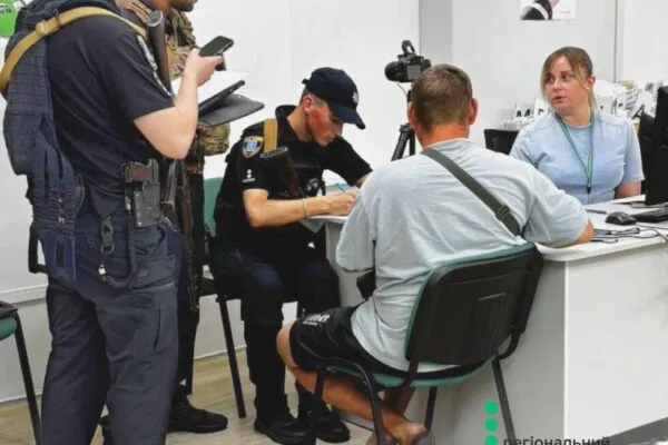 Заплатив 70 тисяч за підроблені права: житель Конотопщини попався на вудку шахраїв