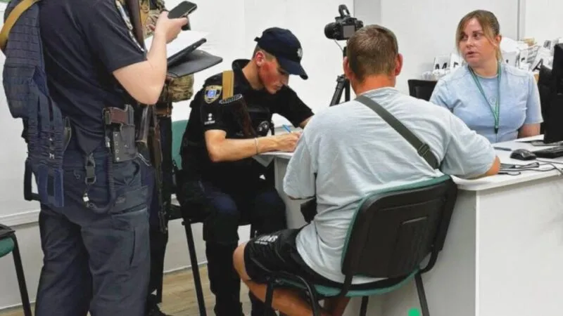 Заплатив 70 тисяч за підроблені права: житель Конотопщини попався на вудку шахраїв