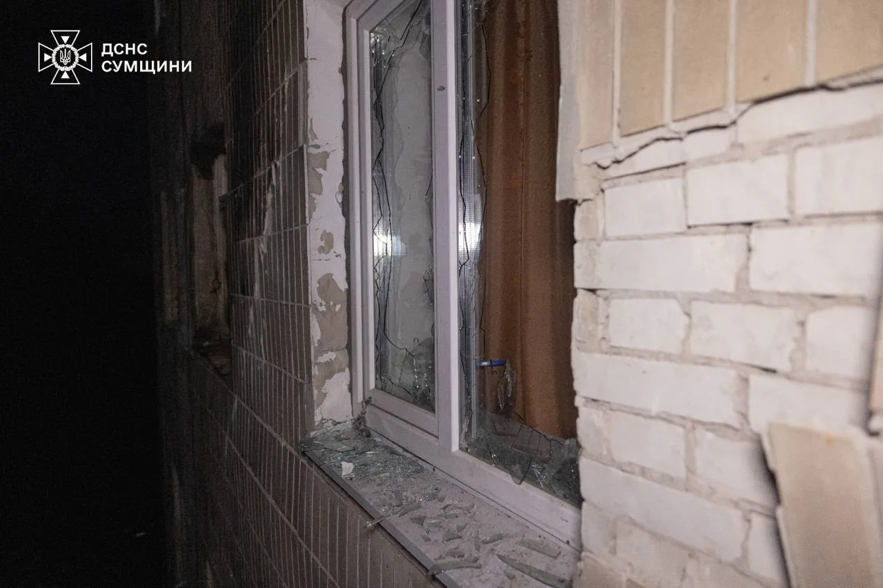 Ворог вдарив безпілотником по гуртожитку в Сумах