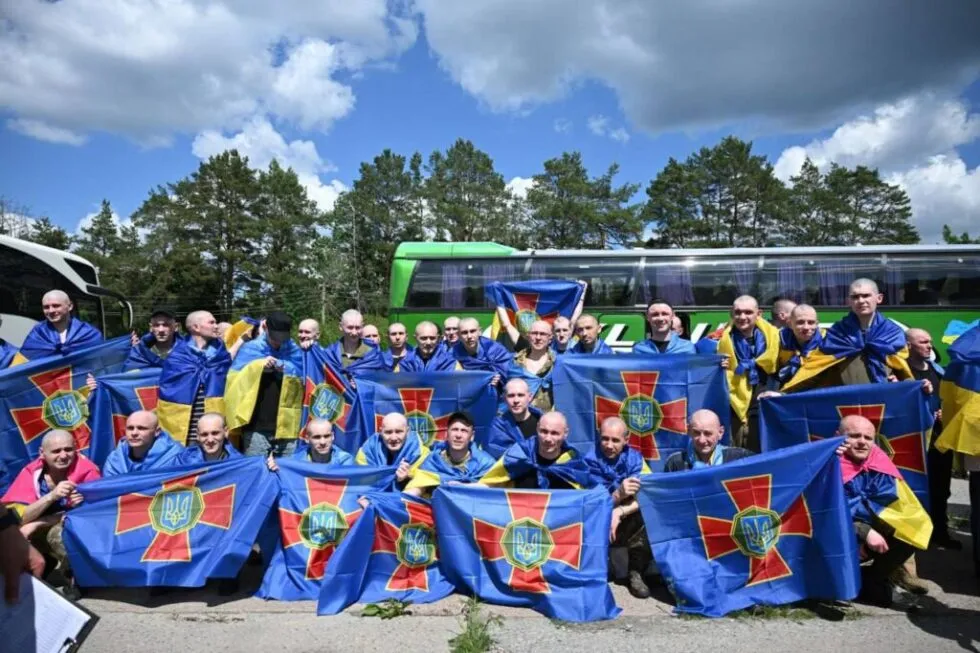 Четверо захисників із Сумщини повернулися додому з російського полону