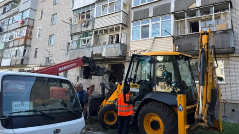 Є загиблі та поранені внаслідок удару ворога по будинку в Конотопі