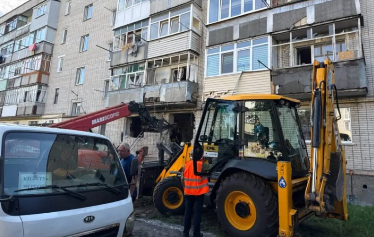 Є загиблі та поранені внаслідок удару ворога по будинку в Конотопі