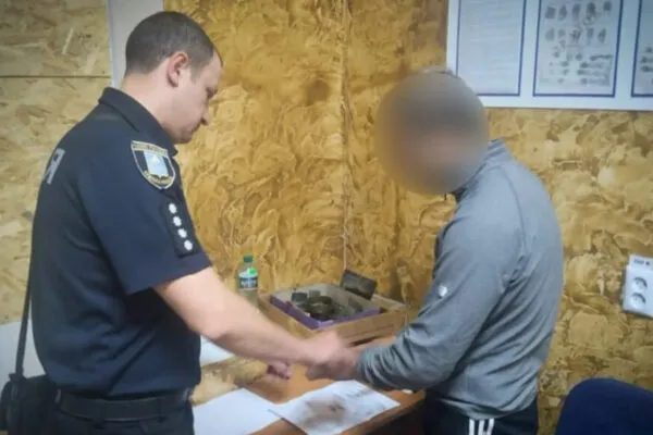 Пенсію та прикраси відібрав грабіжник у літньої жінки на Конотопщині