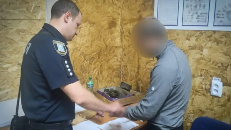 Пенсію та прикраси відібрав грабіжник у літньої жінки на Конотопщині