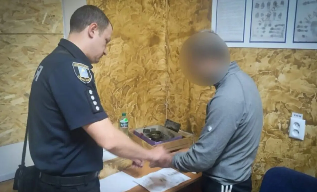 Пенсію та прикраси відібрав грабіжник у літньої жінки на Конотопщині