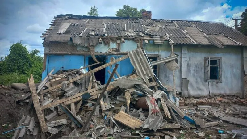 Четверо постраждалих та знищені садиби: ворог завдав серії ударів по Сумщині