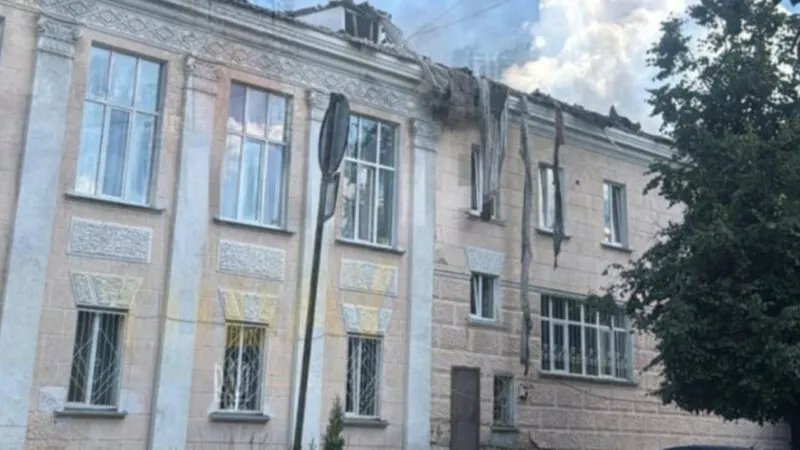 Удар по центру Конотопа: постраждали перехожі, одному відірвало ногу