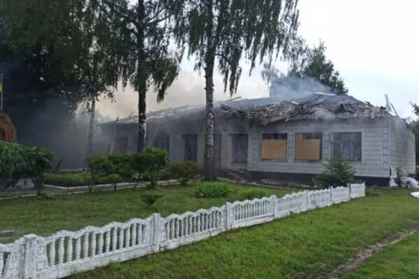 Ворог атакував Конотопщину: двоє поранених, пошкоджена будівля
