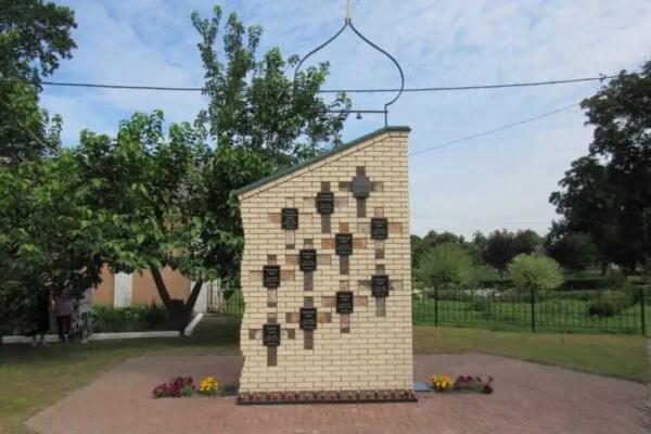 Єдиний такий на Сумщині: на Конотопщині вшанували 10-річчя пам'ятника зруйнованим храмам