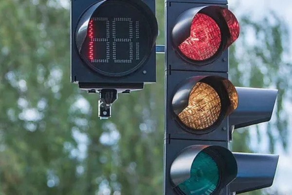 Світлофор біля КЕМЗ у Конотопі переходить на новий режим роботи