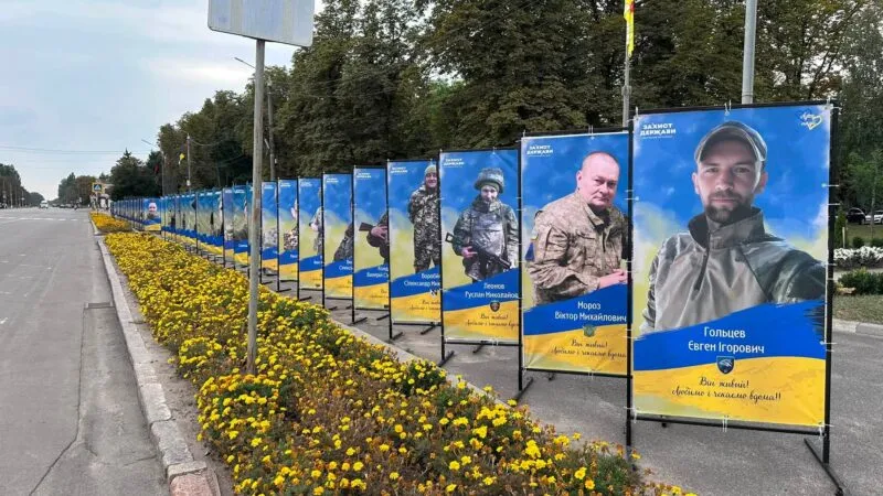 У Конотопі продовжили Алею Надії новими фотографіями захисників