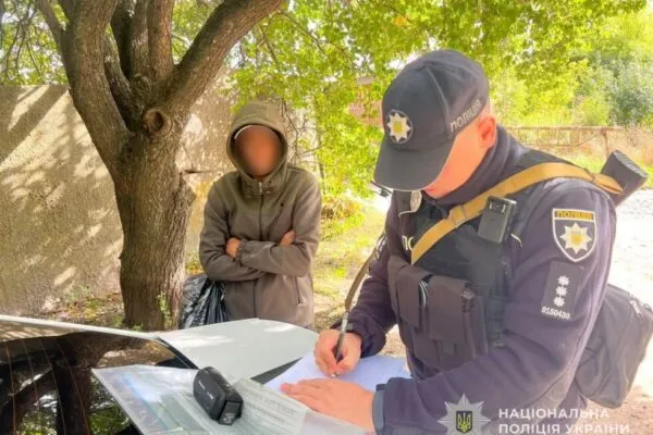 В Конотопі затримали чоловіка з пакетом наркотиків