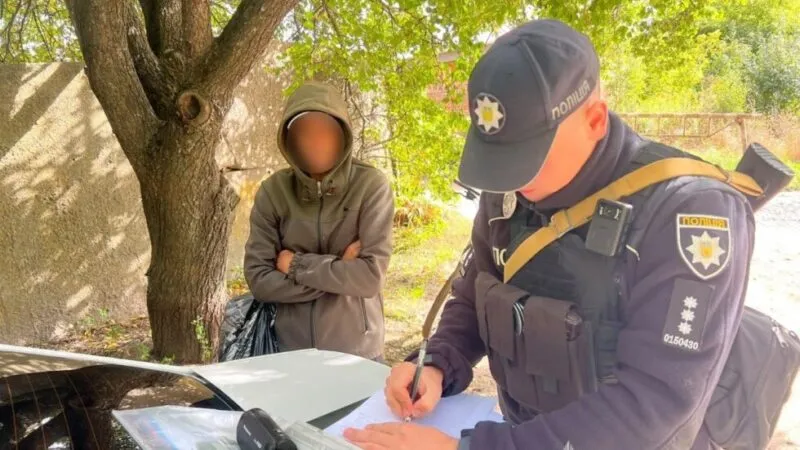 В Конотопі затримали чоловіка з пакетом наркотиків