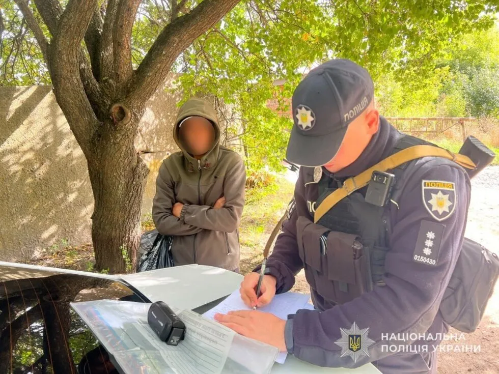 В Конотопі затримали чоловіка з пакетом наркотиків