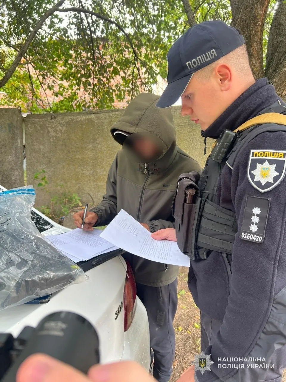 В Конотопі затримали чоловіка з пакетом наркотиків