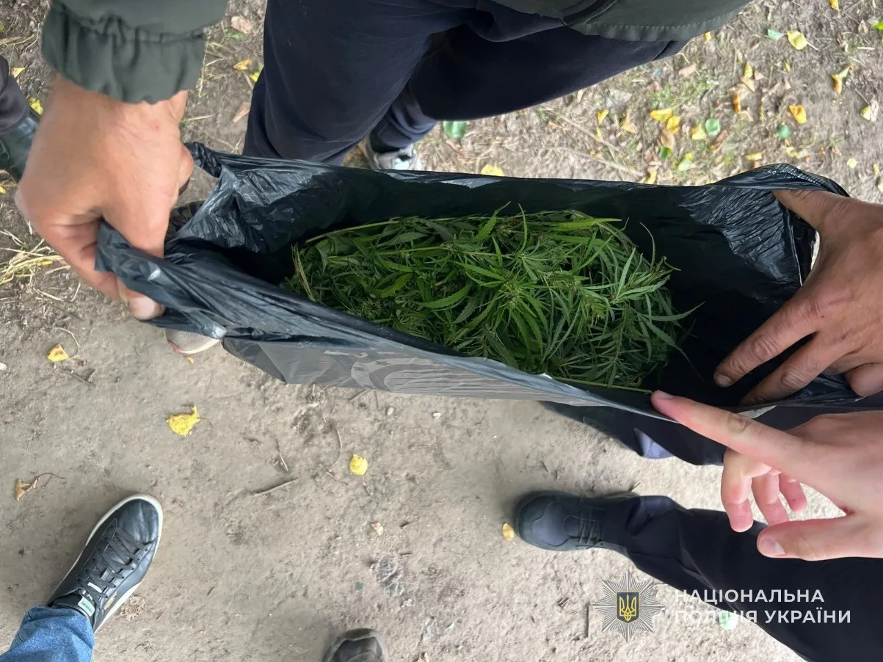 В Конотопі затримали чоловіка з пакетом наркотиків