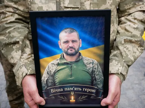 В Роменській громаді попрощалися із захисником Віталієм Сирбою