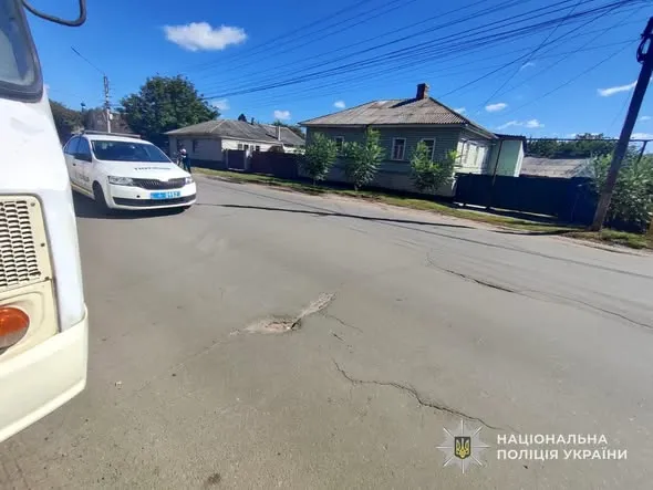 В Конотопі велосипедистка потрапила до лікарні через автобусні двері