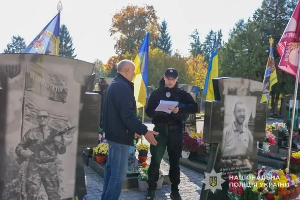 В Сумах викрили 30-річного зловмисника, який крав квіти з могил Захисників