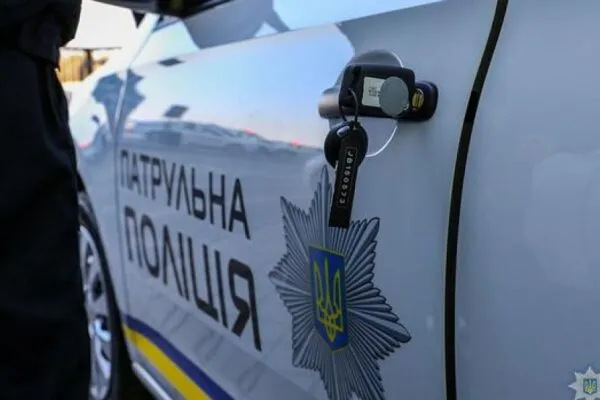 В Сумах 18-річний водій без прав врізався в паркан